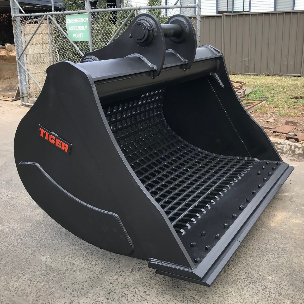 Sorting Bucket including bolt on cutting edge